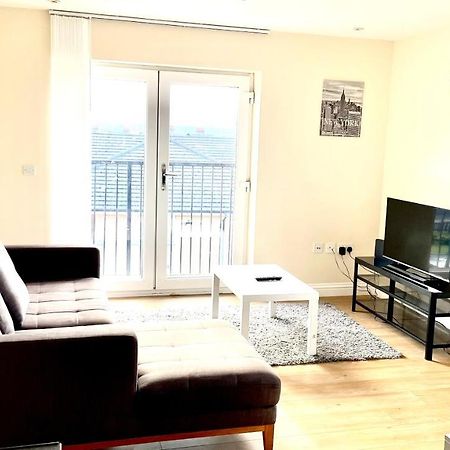 Holiday Flat In Central Slough Near To London Heathrow And Windsor With Free Car Park Extérieur photo