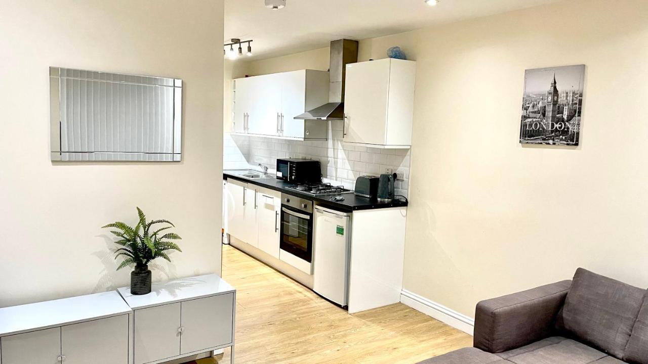 Holiday Flat In Central Slough Near To London Heathrow And Windsor With Free Car Park Extérieur photo