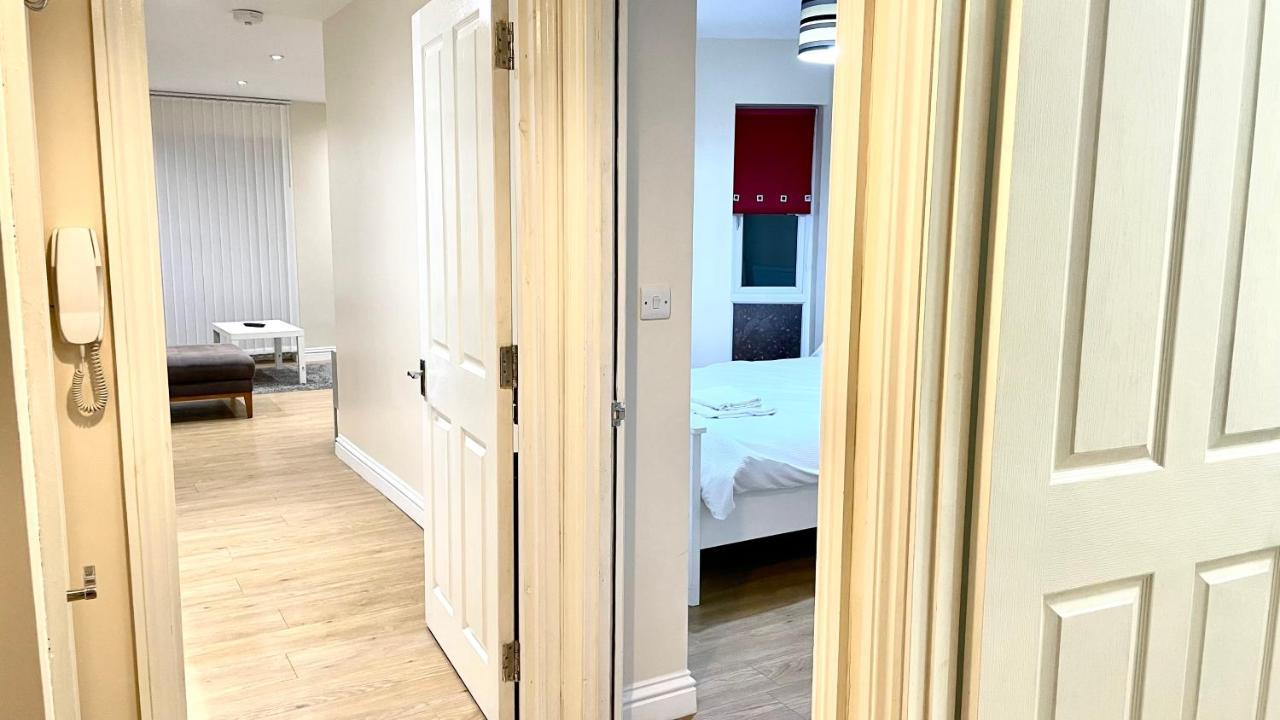 Holiday Flat In Central Slough Near To London Heathrow And Windsor With Free Car Park Extérieur photo