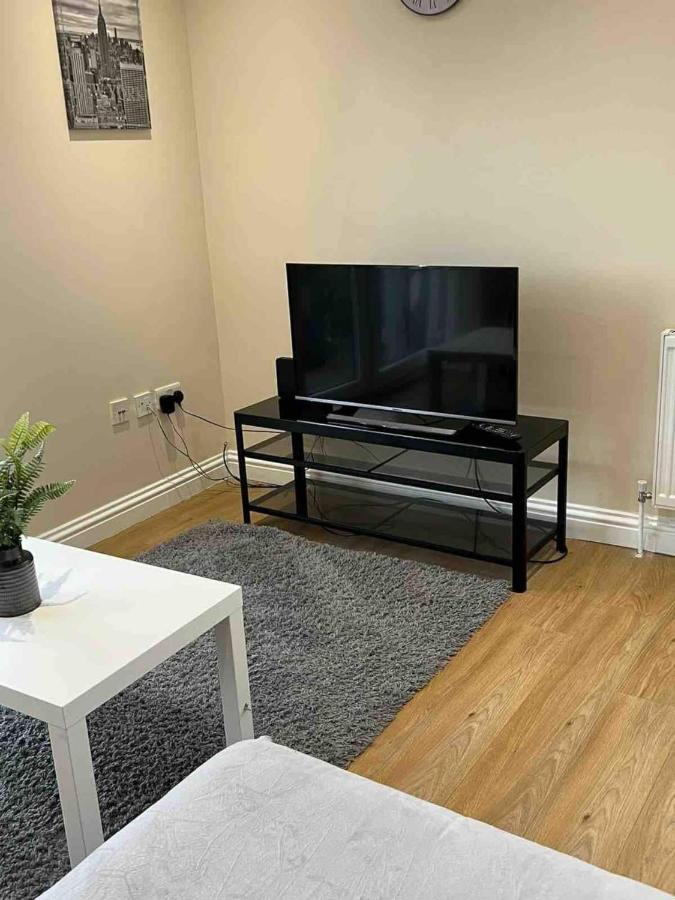 Holiday Flat In Central Slough Near To London Heathrow And Windsor With Free Car Park Extérieur photo