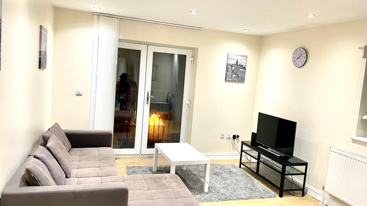 Holiday Flat In Central Slough Near To London Heathrow And Windsor With Free Car Park Extérieur photo
