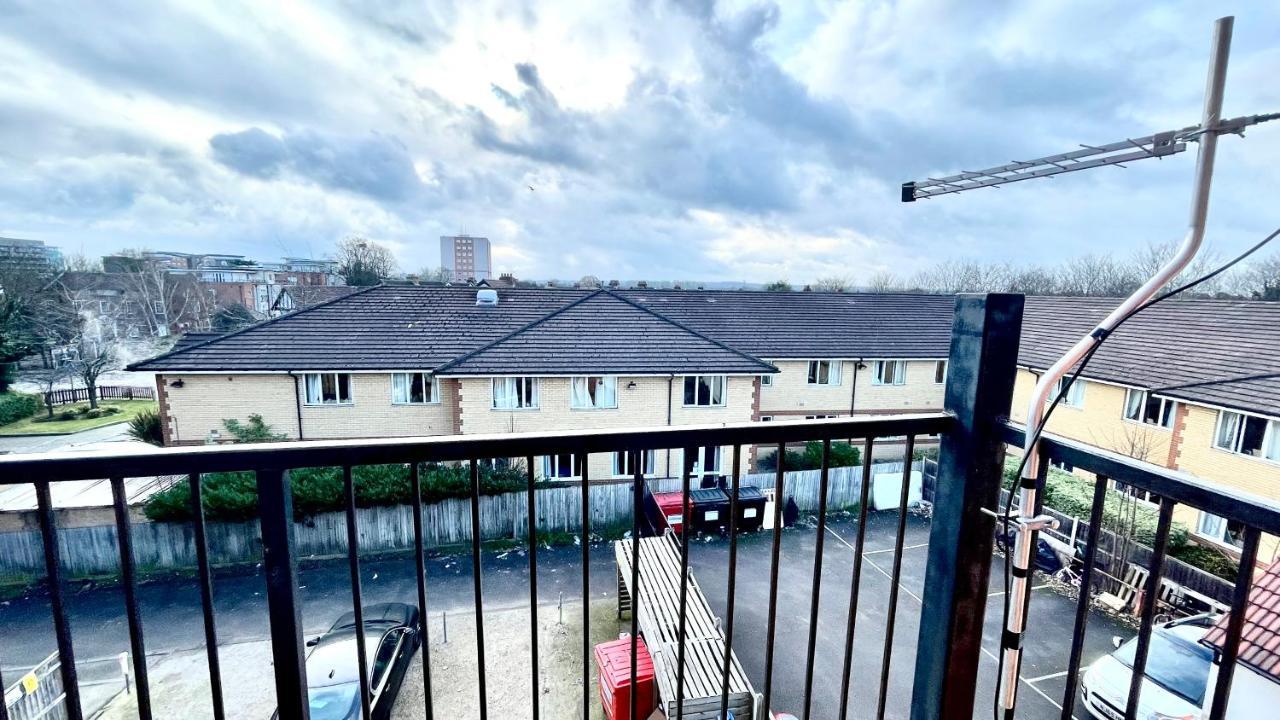 Holiday Flat In Central Slough Near To London Heathrow And Windsor With Free Car Park Extérieur photo