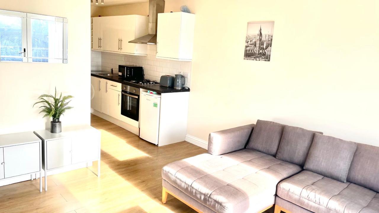 Holiday Flat In Central Slough Near To London Heathrow And Windsor With Free Car Park Extérieur photo